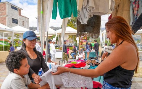 AMBATO. En Ambato mediante una feria se comparte el trueque.