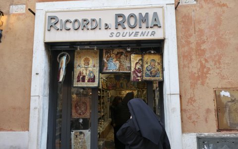 Tienda de recuerdos y artículos religiosos cerca del Vaticano. A pocos días del inicio del Jubileo.