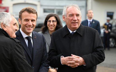 Pau (Francia). El presidente Emmanuel Macron y Pau Francois Bayrou, nombrado nuevo primer ministro.