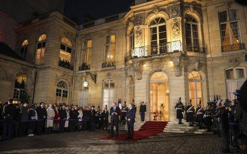 El Primer Ministro saliente Michel Barnier, pronuncia un discurso junto al recién nombrado Primer Ministro de Francia, Francois Bayrou.