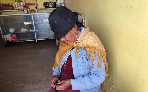 Una señora aún guarda la tradición de seguir hilando, ofciio que aprendió de sus ancestros.