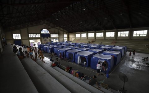 Los ciudadanos se refugian en un centro de evacuación un día después de una erupción explosiva del volcán Kanlaon, en la ciudad de La Carlota, en el centro de Filipinas, el 10 de diciembre de 2024.