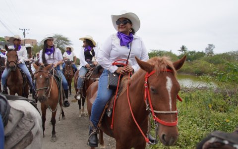 La cabalgata tuvo un recorrido de siete kilómetros por las principales avenidas de Olón.