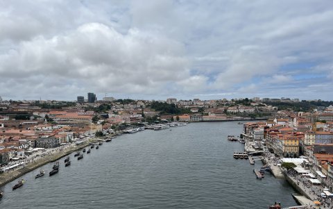 El Duero desde el Puente Don Luis I, con Vila Nova de Gaia en la orilla izquierda y Oporto en la derecha.