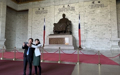 Turistas posan con la estatua de Chiang Kai-shek, expresidente de la República de China (nombre oficial de Taiwán), en el salón conmemorativo en su memoria, en Taipéi.