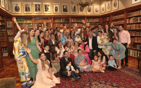 Gioconda acompañada de sus hijos, nueras, yernos, nietos y bisnietos.