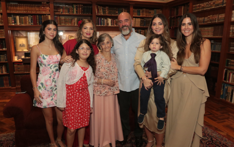 La cumpleañera acompañada de Amelia Manrique, Daniella Henriques, Emma Parker, Javier Henriques, Javiera Henriques, Jorge Palacios y María Paula Henriques.
