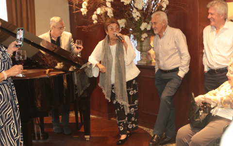 Patricia González, prima de la homenajeada, ofreció un show improvisado acompañada al piano por Francisco Echeverría.
