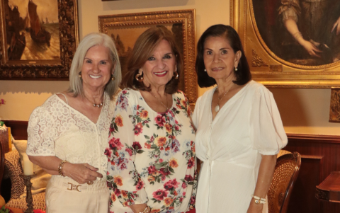 Gin Trujillo, Alexandra Henriques y Magdalena de Peñaherrera.