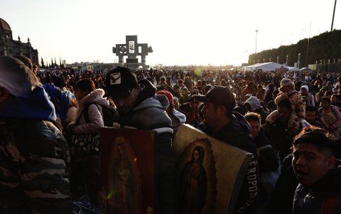 Cientos de miles de feligreses mexicanos caminan durante el peregrinaje anual a la Basílica de Guadalupe este jueves, en la Ciudad de México (México).