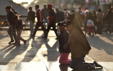 Un par de feligreses mexicanas caminan de rodillas este jueves, durante el peregrinaje anual a la Basílica de Guadalupe, en la Ciudad de México (México).