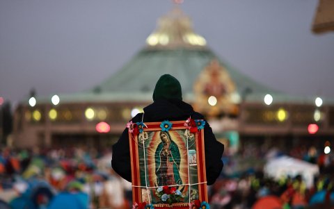 Un feligrés mexicano carga una imagen de la virgen de Guadalupe este jueves, durante el peregrinaje anual a la Basílica de Guadalupe, en la Ciudad de México (México).