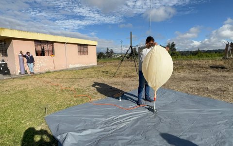 La radio sonda se lanza al cielo en horas sinópticas que permite tener mejores dato metereológicos.
