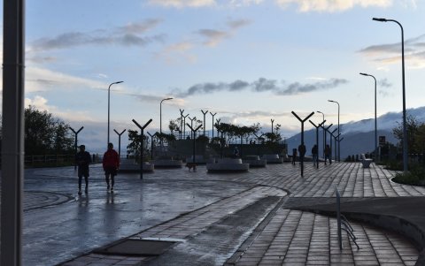 Plaza. Esta área ofrece accesibilidad completa, con rampas, espacios para eventos y una iluminación óptima, asegurando una experiencia inclusiva para todos los visitantes.