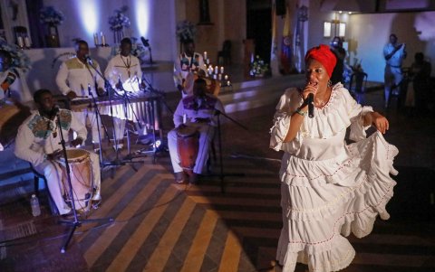 Una de las cantoras en el Festival Internacional de Música Sacra, durante la gira 'Colombia es Música Sacra', en Guapi (Colombia).