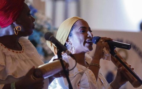 La marimba empieza a sonar y las voces corales envuelven a los asistentes a un concierto que une música espiritual con la afro del Pacífico