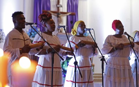 Las voces de uno de los grupos que participa en el Festival Internacional de Música Sacra, durante la gira 'Colombia es Música Sacra', en Guapi (Colombia).