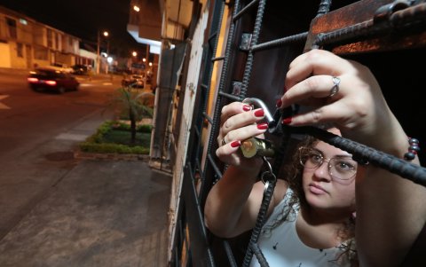 Los ciudadanos colocan a diario todo tipo de seguridad a sus viviendas y entornos, pese a ellos la inseguridad prevalece.