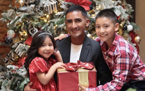 Junto a sus hijos Nico y Montse, quienes son el motor que impulsa sus pasos hacia la gloria.