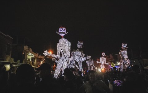 El primer desfile se realizó en el suburbio la noche del 13 de diciembre y arrancó en la intersección de las calles Muisne y Santa Rosa, para recorrer más de 20 cuadras.