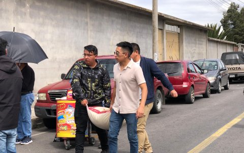 Ciudadanos llevan víveres al velorio.