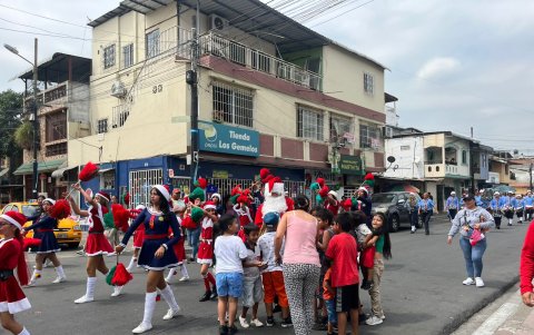 Padres de familia se vistieron de Papá Noel y entregaron dulces a los niños del barrio.