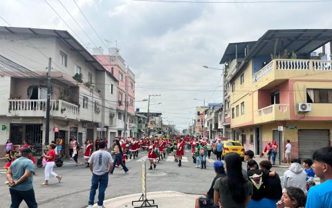 Las familias salieron de sus hogares para observar el desfile.