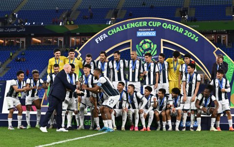 Los jugadores de Pachuca recibieron la Challerger Cup de las manos el presidente de FIFA Gianni Infantino