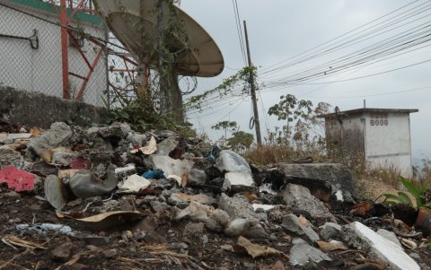 Problemas. Al pie de una antena se ven las huellas de la quema de basura.