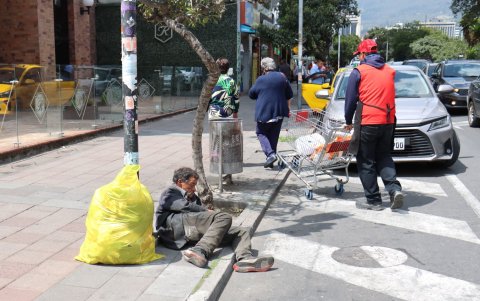 Adultos mayores, en estado de embriaguez, duermen en las aceras y los ciudadanos deben esquivarlos.