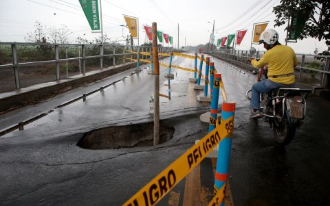 Infraestructura. El socavón en el puente de Valdez es un llamado de atención a las autoridades sobre el estado de las vías en este cantón de Guayas.
