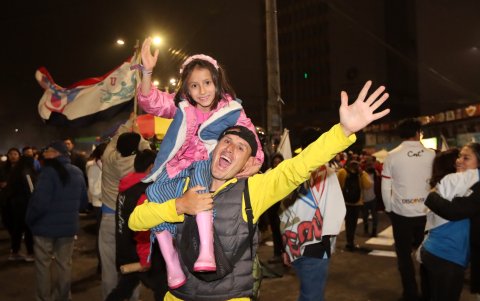 David Herdoíza llegó con su hija Tamya a festejar por el título albo. También estuvieron presentes en el estadio Banco Guayaquil.