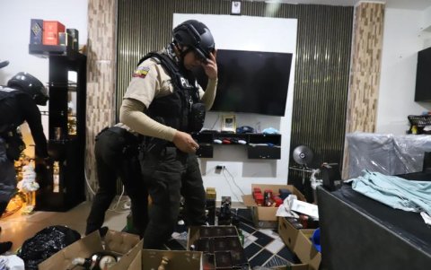 La Policía allanó una vivienda que era utilizada como laboratorio para envasar licor adulterado.