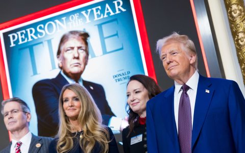 El presidente electo de los Estados Unidos Donald Trump (i) recibiendo aplausos en la Bolsa de Valores de Nueva York (NYSE) este jueves 12 de diciembre de 2024, en Nueva York (EE.UU.).