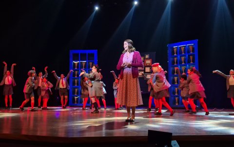 Luciana Guschmer debuta como actriz de teatro en este musical interpretando a la maestra Miel.