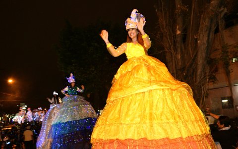 Las figuras iluminaban las calles.