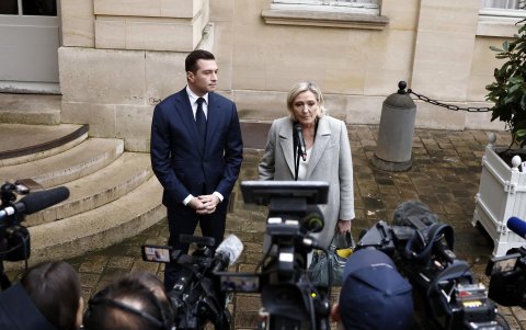 La líder del grupo parlamentario Agrupación Nacional (RN), Marine Le Pen (D), y el presidente del partido, Jordan Bardella (I), hablan con los medios el 16 de diciembre de 2024.