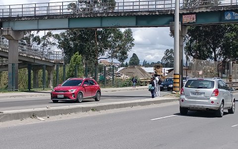 Hecho. La despreocupación por parte del peatón también genera quejas en los conductores que reclaman que no usen, ni siquiera en el día, los pasos peatonales.