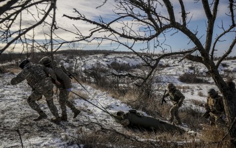 Elementos de la 24.ª Brigada Mecanizada en un ejercicio de medicina táctica y atención táctica de bajas en combate (TCCC) en un lugar no revelado en la región de Donetsk.