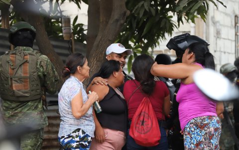Familiares y allegados de las víctimas lloran a sus muertos.