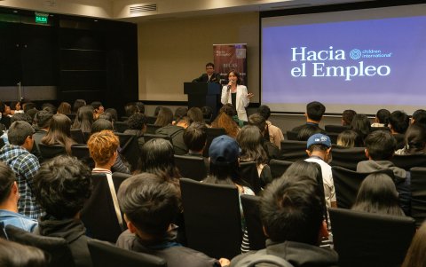 Acción. María Augusta Proaño habla con los aspirantes.