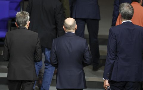 El Canciller alemán Olaf Scholz abandona una sesión del Bundestag alemán después del voto de confianza en el Canciller alemán, en Berlín, Alemania, el 16 de diciembre de 2024.