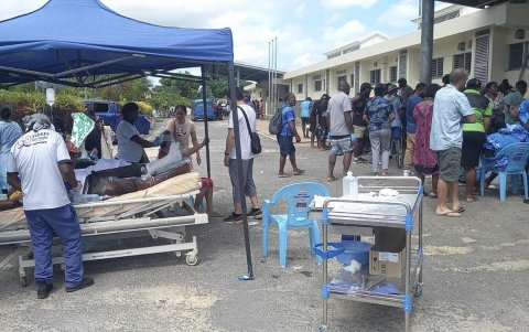 Residentes levantan tiendas temporales para tratar a las víctimas del terremoto de magnitud 7,3 registrado cerca de Port Vila, capital de Vanuatu.