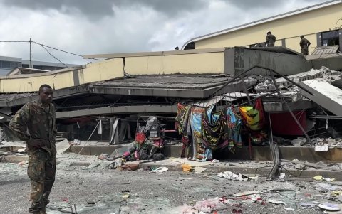 Una foto facilitada por Michael Thomson muestra una captura de pantalla de un soldado de pie junto a un edificio derrumbado después de un terremoto en Port Vila, Vanuatu, el 17 de diciembre de 2024.
