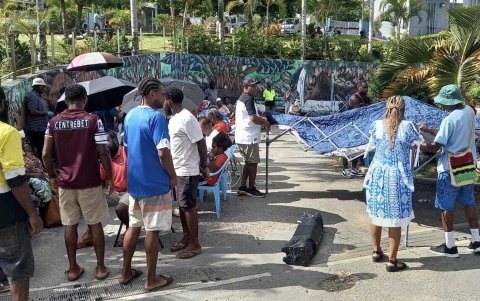 Residentes levantan tiendas temporales para tratar a las víctimas del terremoto de magnitud 7,8 registrado cerca de Port Vila, capital de Vanuatu.