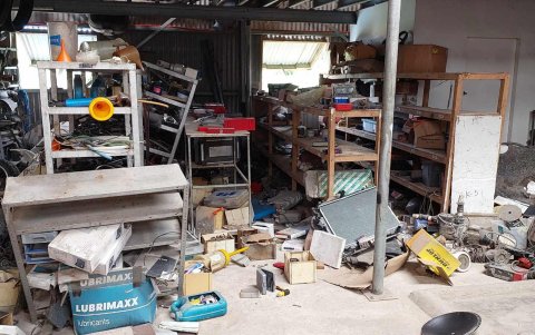 Fotografía que muestra objetos desordenados en el interior de un taller debido a un terremoto este martes en Port Vila (Vanuatu).