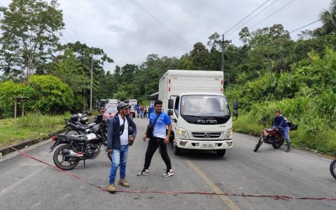 Los vehículos no pueden circular por las carreteras, aun se mantienen bloqueadas.