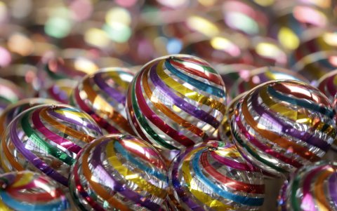 Esferas de vidrio soplado hechas por artesanos mexicanos