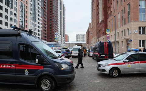 Un oficial de policía camina cerca de una escena de una explosión en Moscú, Rusia, el 17 de diciembre de 2024.