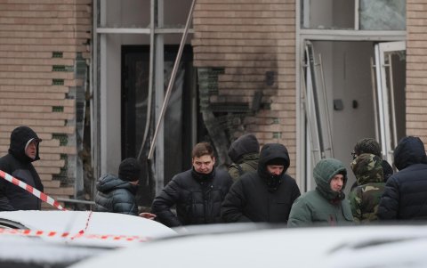 Varios agentes buscan detalles de la explosión en Moscú, Rusia, el 17 de diciembre de 2024.